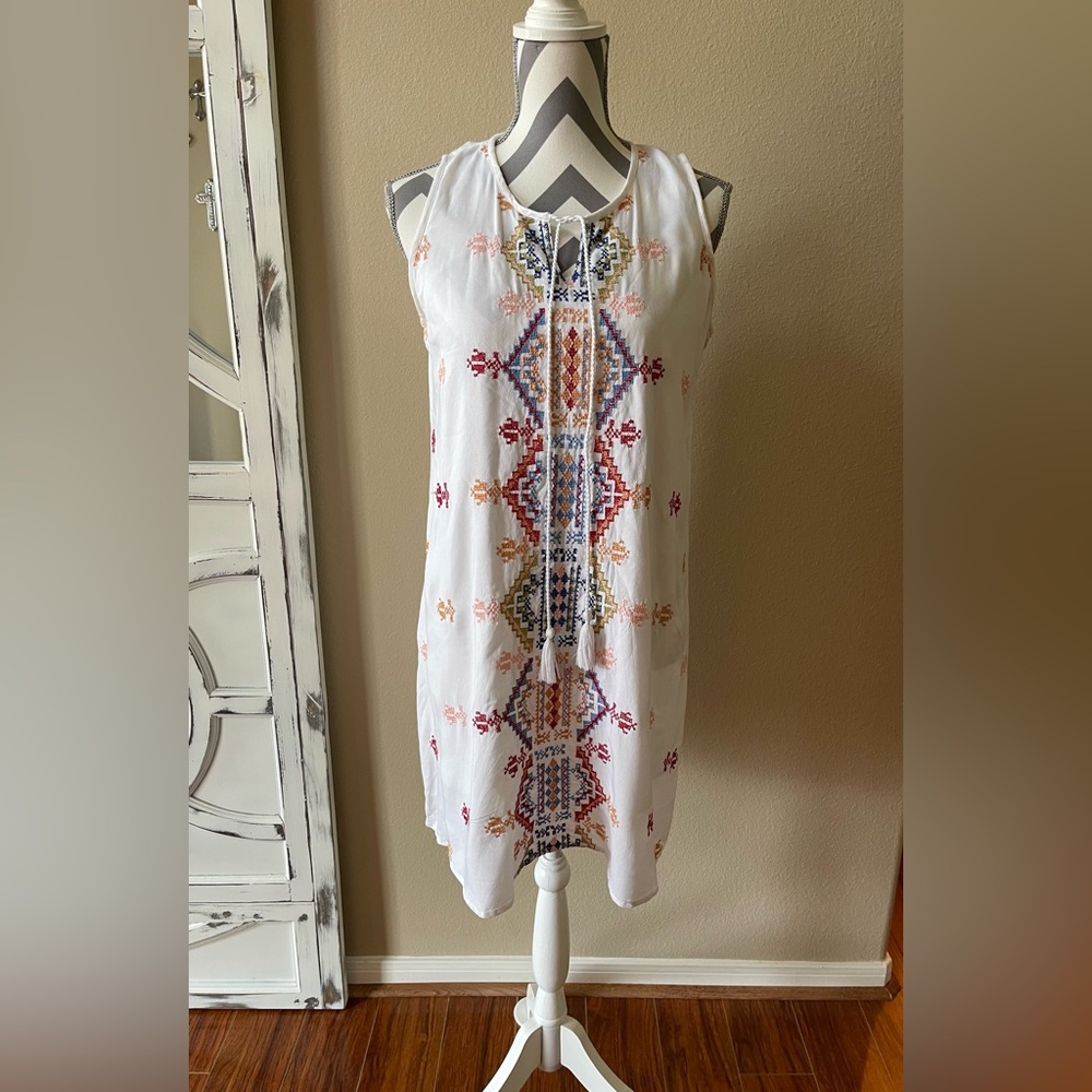 Chic Connection - White Sleeveless Dress with Needle Point Design - Size: Medium